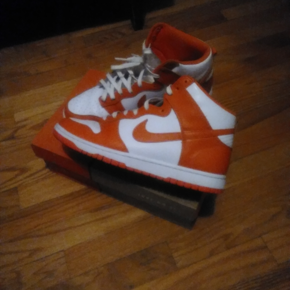 Nike dunks great condition. Get em while there hot.